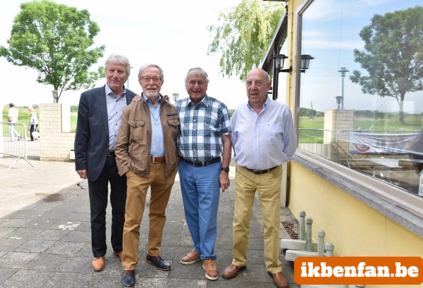 De Strangers in de bloemetjes gezet